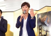 結婚から1年が経った今、改めて報道陣に指輪を披露する後藤。