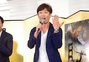 結婚から1年が経った今、改めて報道陣に指輪を披露する後藤。