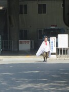 紫の巨大籠の前にさっそうと現れた武将様。ゴエ爺が「不審者に観られそう」と心配。