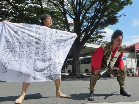 武将様によるお迎えの儀。旗は武将様が城の床を真黒に汚してまでこだわった手作りの品。