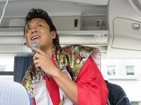 大坂城から手を振る太閤秀吉をただ1人見つけることができた武将様。