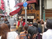 弁当屋の主人との記念写真に応じる武将様。