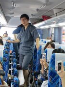 弁当を取りに行った武将様を待つ間、参加者からシャッターチャンスを求められるゴエ爺。