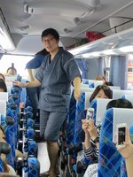 弁当を取りに行った武将様を待つ間、参加者からシャッターチャンスを求められるゴエ爺。