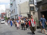 街中を闊歩する一行。