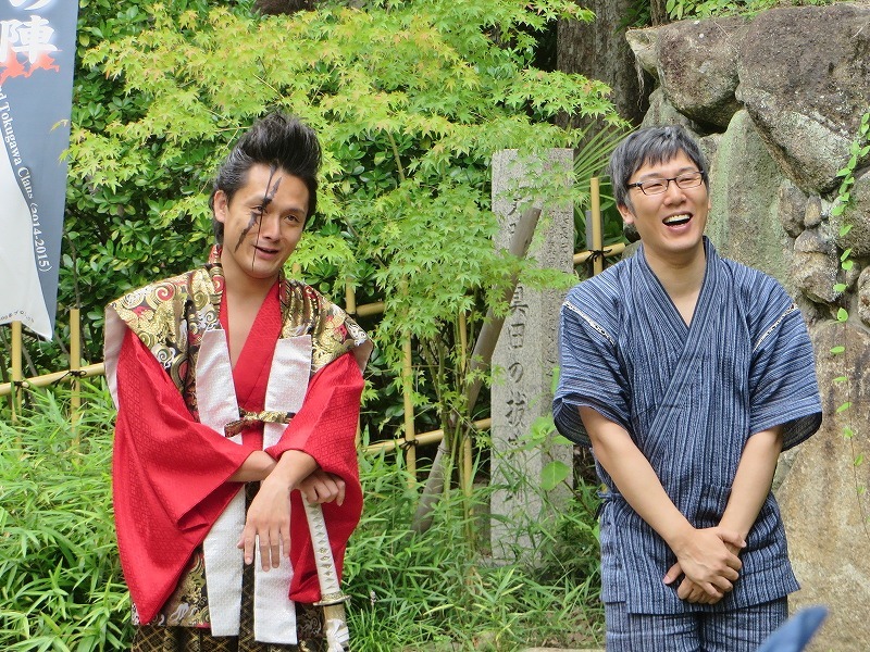 流暢に歴史を語るゴエ爺と、史実には残っていない自身の活躍を付け足す武将様。