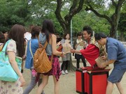 真田様のおやつを配る武将様とゴエ爺。