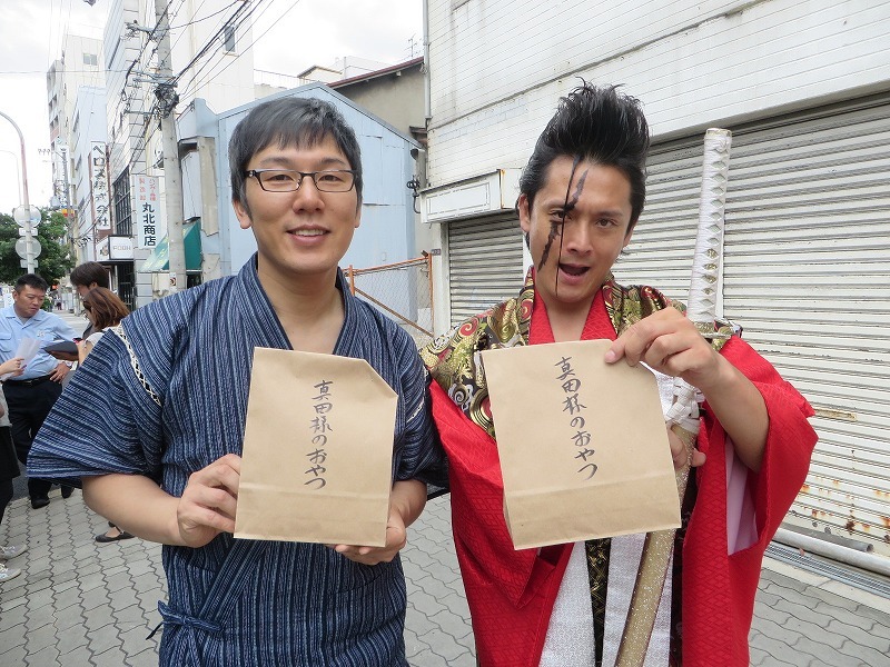 戦利品を手に大喜びの武将様とゴエ爺。