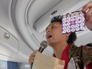 謎の紙を手に取り不思議そうにする武将様。これがのちにゴエ爺の命を助けることに。