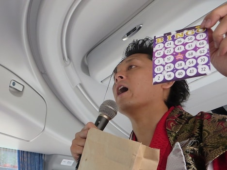 謎の紙を手に取り不思議そうにする武将様。これがのちにゴエ爺の命を助けることに。