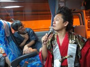 山を掘った穴では身を伏せるよう指示する武将様。