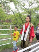 刀持ちの少年と武将様。「ちょっと重い」と口にした少年に「男ならやり通せ」と激励。