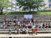 ゴエ爺が襲われる前、昼食時の楽しい記念撮影。