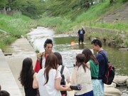 間違えて自分を撃ってしまった鉄砲隊を怒る武将様。