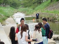 間違えて自分を撃ってしまった鉄砲隊を怒る武将様。