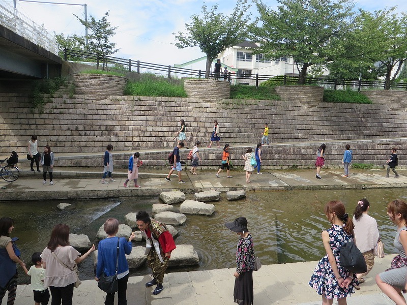 砂金探しをする一行。