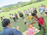 鹿とたわむれる武将様。