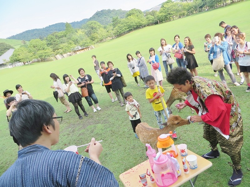 鹿とたわむれる武将様。