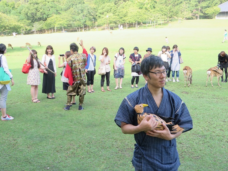 武将様が参加者たちと話している間にゴエ爺がおふうのお守り。