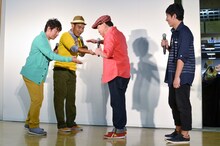 「どうぞどうぞ」のくだりを披露するダチョウ倶楽部（左）。