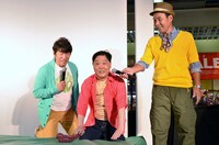 アクロバットに挑戦するものの心が折れて土下座するダチョウ倶楽部・上島（中央）。