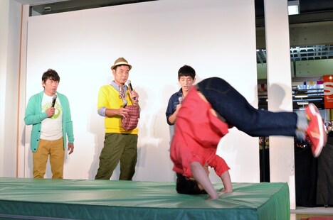 前転するダチョウ倶楽部・上島（手前）。