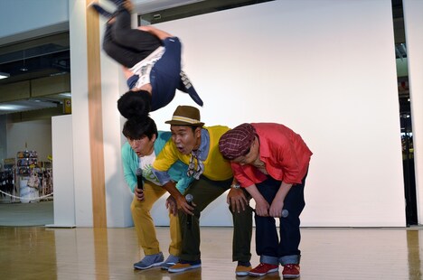 CORKYに大ジャンプで飛び越えられるダチョウ倶楽部（中央）。