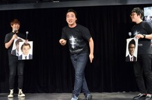 一発ギャグを披露するジャングルポケット斉藤（中央）。