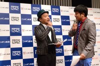 会見中の様子。