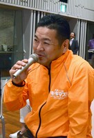 報道陣に混じってマキタスポーツに質問するダイノジ大地。