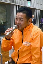 報道陣に混じってマキタスポーツに質問するダイノジ大地。