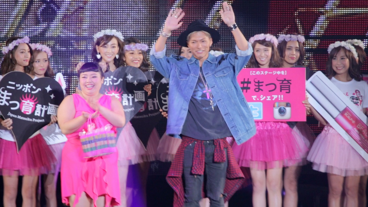 アンファースペシャルステージに登場した渡辺直美とEXILEのSHOKICHI。