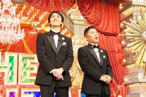 囲み取材に出席するナインティナイン。