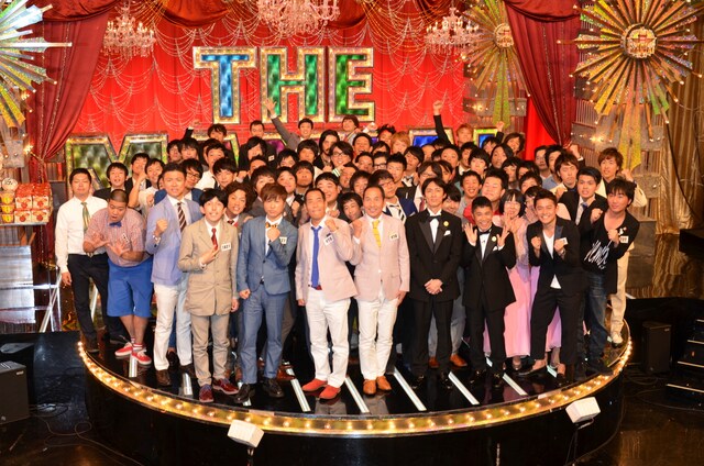 「日清食品 THE MANZAI 2014」本戦サーキットに出場する芸人たちと、決勝戦の司会を務めるナインティナイン。