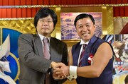（左から）木谷高明ブシロード社長、スギちゃん。(c)劇場版ヴァンガード製作委員会