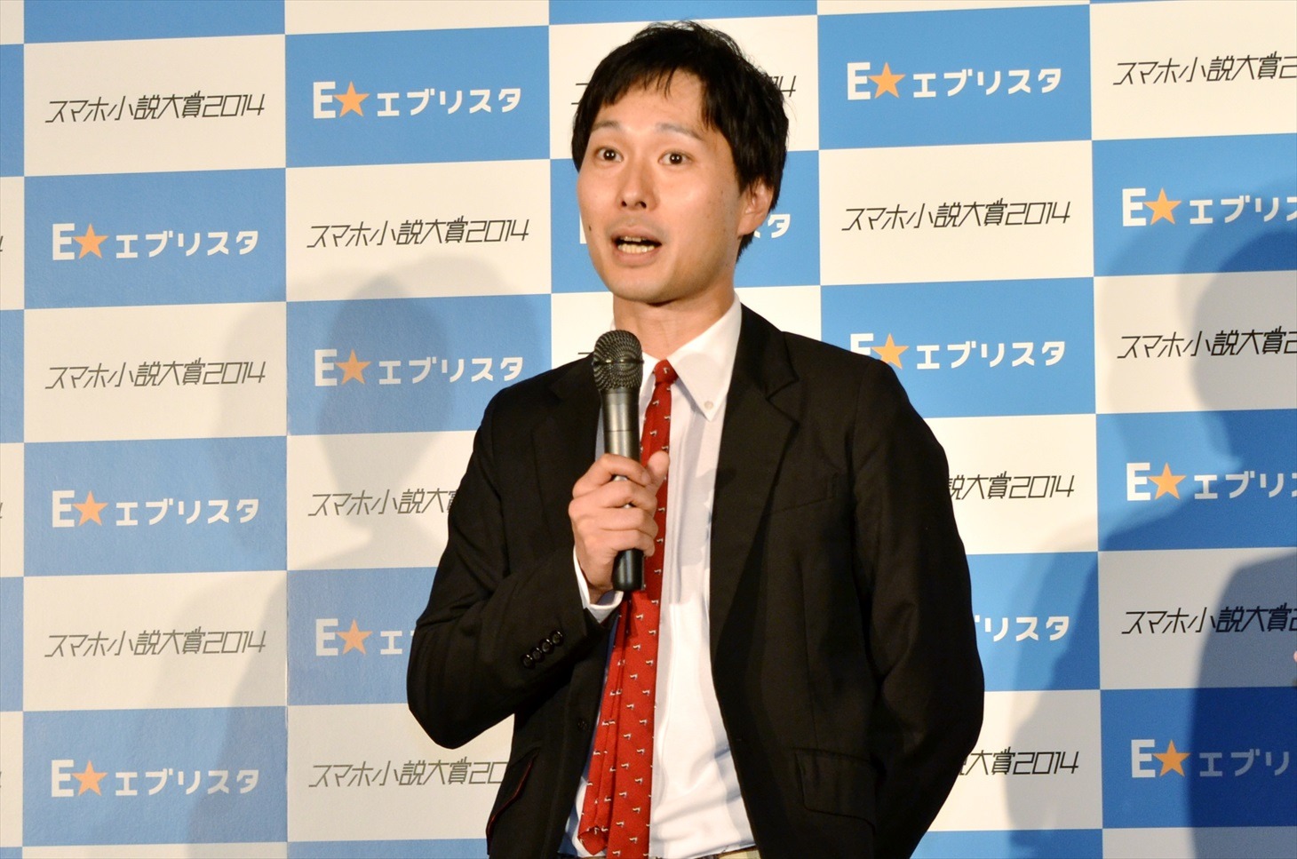 「スマホ小説大賞2014」授賞式に登場したマシンガンズ滝沢。