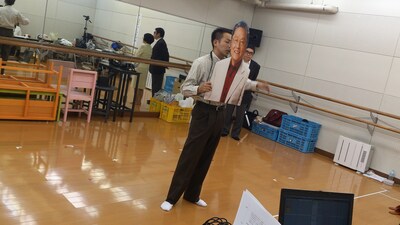 「こまつ座 第104回公演『てんぷくトリオのコント』特別公演」の稽古場で、伊東四朗に扮する我が家・坪倉。