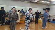 稽古場での我が家（手前）。