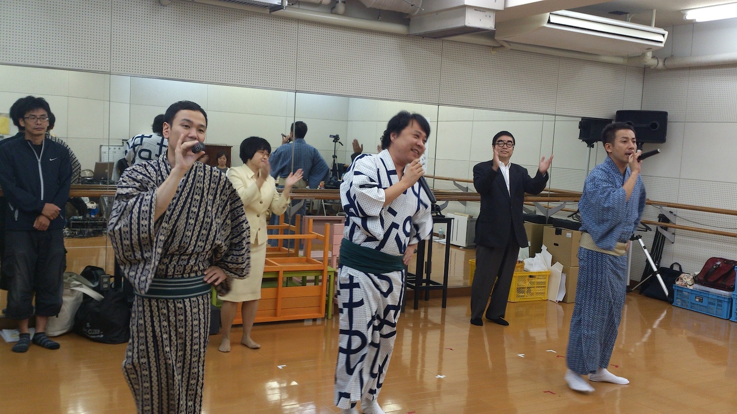 稽古場での我が家（手前）。