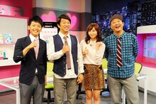 「モテモテかんぱにーR25」会見に出席したTKO木下、吉木りさ、TKO木本、新実彰平アナウンサー。（右から）