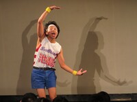 究極のモノマネを披露するイタコ池崎。