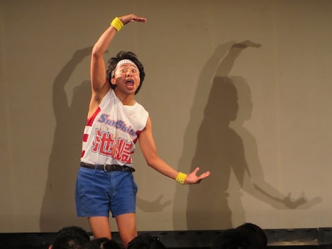 究極のモノマネを披露するイタコ池崎。