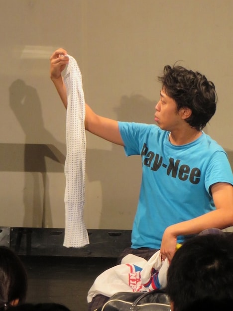 記憶喪失になりトレードマークの豆絞りに首をかしげる一般人池崎。