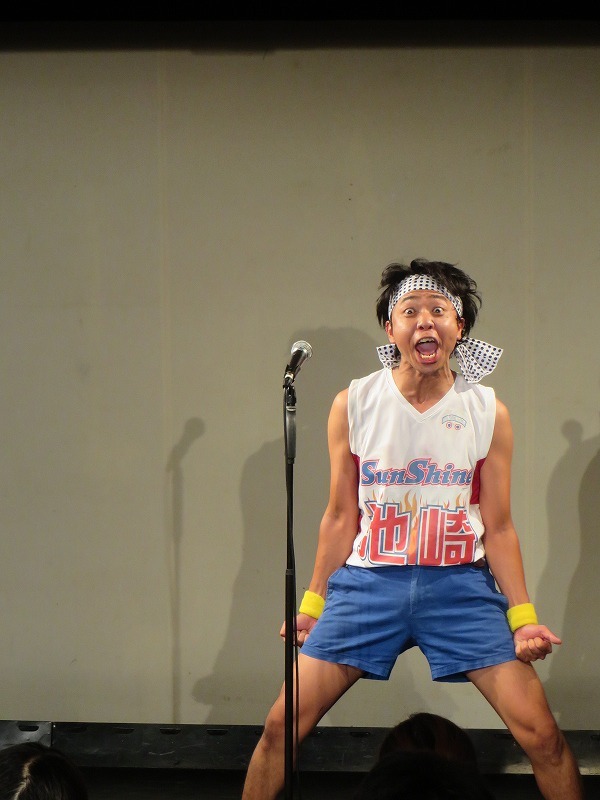 漫才師池崎。