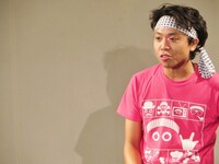 左目の横にレーザーポインターが当たっている池崎。