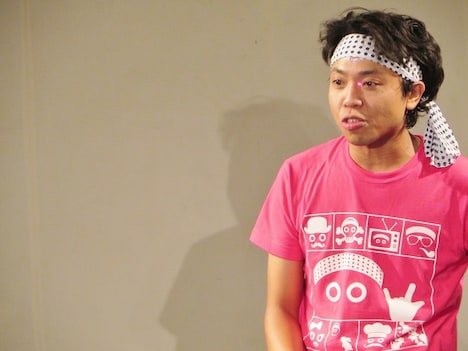 左目の横にレーザーポインターが当たっている池崎。