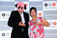 「浪花のマスクマン」と大久保佳代子（左から）。