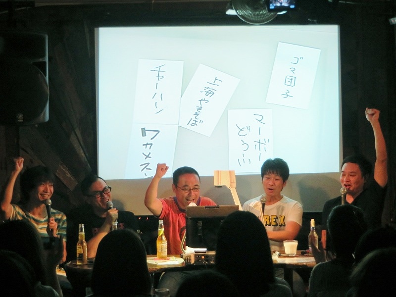 ボリュームたっぷりの中華定食が完成した瞬間。