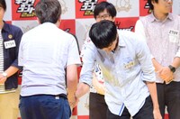 握手を交わすラバーガール。