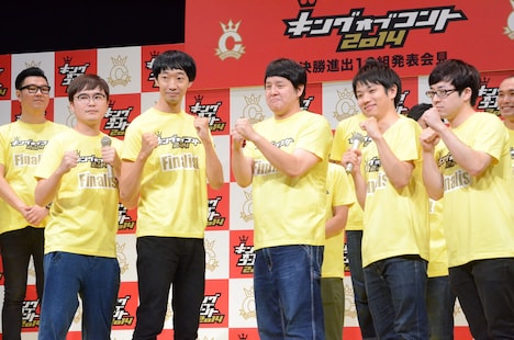 対戦するラバーガールとリンゴスター（左から）。